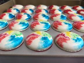 出炉后的马卡龙。彻底放凉后揭开饼身，挤上夹馅。