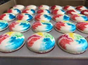 出炉后的马卡龙。彻底放凉后揭开饼身，挤上夹馅。