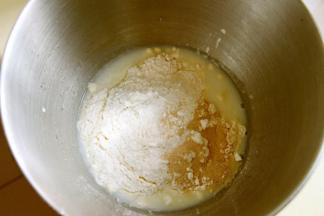 除黄油外的主料放入容器搅拌成团