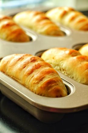 烤箱预热180度 面包表面刷蛋液 烤15～18分钟