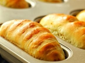 烤箱预热180度 面包表面刷蛋液 烤15～18分钟