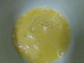 鸡蛋打散待用