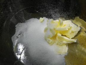 黄油事先软化，在软化黄油里加细砂糖