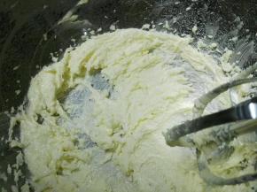 打发至蓬松发白状态