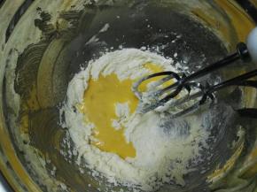 蛋液分三次加入黄油里，每次加入必须搅打均匀才能加入第二次，防止水油分离。