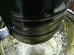 筛入杏仁粉、全麦粉，如果筛出全麦粉的麸皮，把麸皮也倒进黄油里