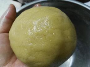 将黄油与粉类混合均匀，形成面团。将面团放进冰箱冷藏30分钟。（每种面粉的吸水量都不一样，如果面团太干，可以适量添加一点牛奶，使面团变得光滑而柔软。）