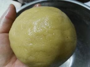 将黄油与粉类混合均匀，形成面团。将面团放进冰箱冷藏30分钟。（每种面粉的吸水量都不一样，如果面团太干，可以适量添加一点牛奶，使面团变得光滑而柔软。）
