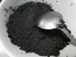 准备黑芝麻馅，我这里是买现成的黑芝麻，在黑芝麻里放少许糖，加少量玉米油进行混合，黑芝麻馅就做好了