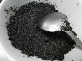 准备黑芝麻馅，我这里是买现成的黑芝麻，在黑芝麻里放少许糖，加少量玉米油进行混合，黑芝麻馅就做好了