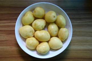 小土豆刨去皮洗净