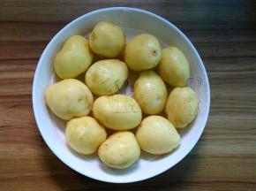 小土豆刨去皮洗净