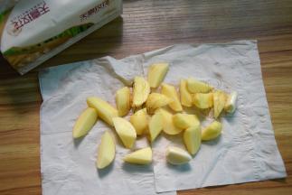 用干净可用于食品的纸把薯角和蒜擦开水分，有时间也可以晾干