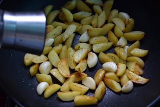 洒适量盐，再磨入黑椒碎