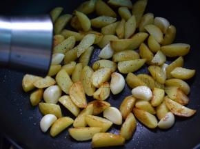 洒适量盐，再磨入黑椒碎