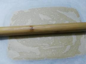 冷藏好的面团取出，底部与表面都铺上一层油纸，将面团擀成长方形、约2mm的厚度；将豆沙馅和黑芝麻馅交叉铺到面团上（忘记拍照了），压平表面