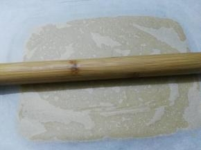 冷藏好的面团取出，底部与表面都铺上一层油纸，将面团擀成长方形、约2mm的厚度；将豆沙馅和黑芝麻馅交叉铺到面团上（忘记拍照了），压平表面