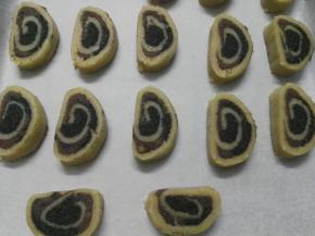 烤箱预热180度。冻硬的曲奇用刀切片，约1cm的厚度，切好的曲奇放到烤盘上；