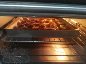 放进预热好的烤箱，上下火180度烤15~20分钟，曲奇边缘上色即可