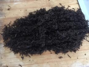 清洗干净后沥干水份，揉散并剁碎