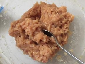 然后沿同一个方向搅拌均匀至微微起胶状