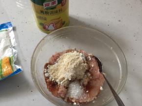 将剁好的鱼蓉放入碗里，加入盐、白砂糖、15g生粉、鸡粉、生抽、蚝油、胡椒粉