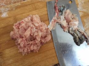 再剁碎，鱼皮是剁不碎的，此时鱼皮就可以挑出来