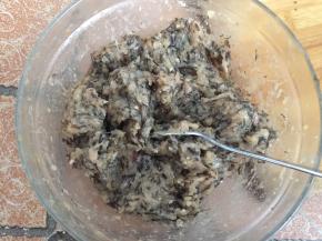 然后把海发菜放入鱼蓉里沿同一个方向搅拌上劲