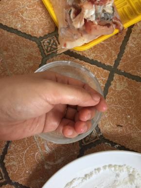 取一碗清水，左手沾上清水