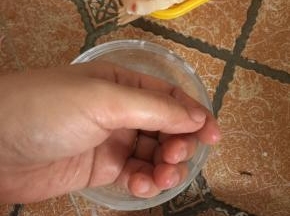 取一碗清水，左手沾上清水