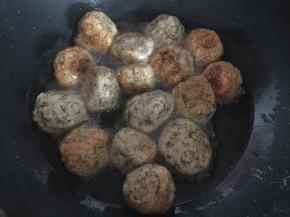 热油锅，中火烧至七成热时下鱼丸，转小火，边炸边翻动