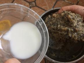 甩打的同时一点点加入少许水淀粉，甩打至鱼蓉呈胶状