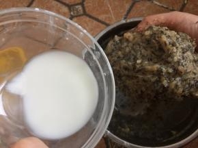 甩打的同时一点点加入少许水淀粉，甩打至鱼蓉呈胶状