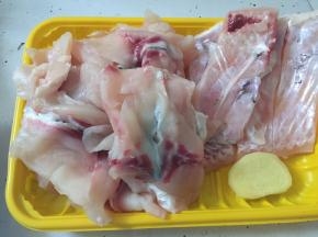 鱼肉切成薄片，我是让卖家帮我切的，所以就省去这一步