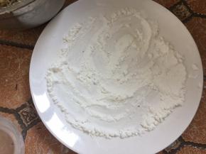 取一大碟盘，均匀地倒入生粉