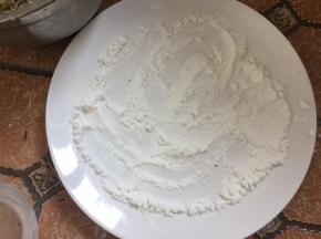 取一大碟盘，均匀地倒入生粉
