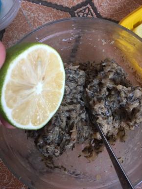 挤入柠檬汁混合