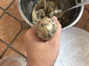然后抓一把鱼胶，从虎口处挤出一个鱼丸，用汤匙刮取