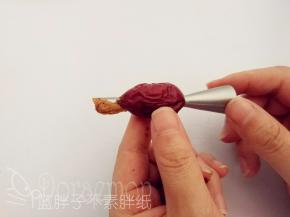 利用泡芙花嘴给红枣去核。方法就是，花嘴尖端从红枣一头插入，之后慢慢旋转，从另一头出来，这样红枣核就能轻轻松松去掉啦。