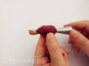 利用泡芙花嘴给红枣去核。方法就是，花嘴尖端从红枣一头插入，之后慢慢旋转，从另一头出来，这样红枣核就能轻轻松松去掉啦。