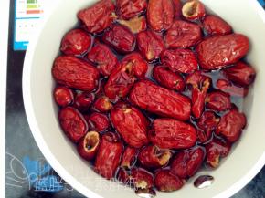 处理好的红枣倒入奶锅，加入水，水量大概和红枣齐平。