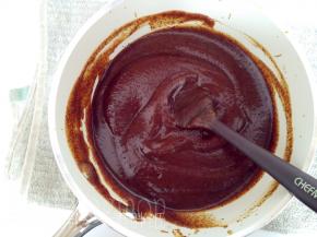 煮好的红枣倒入料理机中，把它打成细腻的枣泥。如果枣泥较湿，可以倒回奶锅翻炒一下。