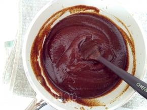 煮好的红枣倒入料理机中，把它打成细腻的枣泥。如果枣泥较湿，可以倒回奶锅翻炒一下。