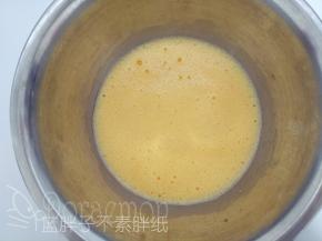 蛋黄打散，加入牛奶和色拉油，画“Z”字搅拌，一直将它们搅拌到表面有一层细腻的泡沫，即乳化完毕。
