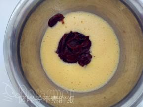 加入枣泥，一样画“Z”字搅拌均匀即可。