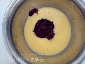 加入枣泥，一样画“Z”字搅拌均匀即可。