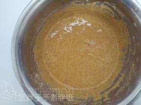 筛入低筋面粉，用手动打蛋器画“Z\