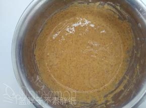 筛入低筋面粉，用手动打蛋器画“Z\