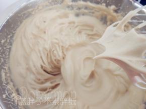 往蛋白中分3次加入红糖，用电动打蛋器打至干性发泡。（首先，用打蛋器低速将蛋白搅打至起鱼眼泡，加入1/3的红糖。接着，继续用电动打蛋器高速搅打，至蛋白体积膨胀1倍，再加入1/3的红糖。然后，继续用电动打蛋器中速搅打，稍微出现纹路，加入剩余的1/3的红糖。最后低速搅打，直至明显感到阻力，提起打蛋器时尖端是直立的尖峰即可。）