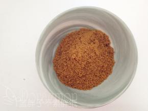 红糖先过筛，这样方便后面的打发。